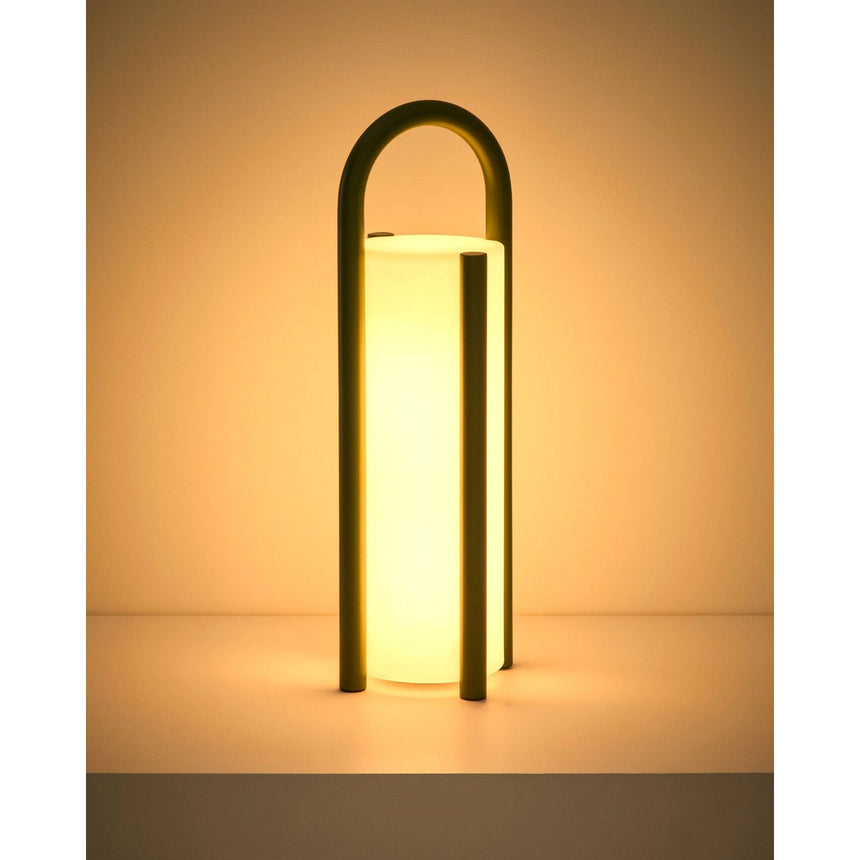 Große tragbare Tischlampe Leros aus Polyethylen und grünem Stahl von Kave Home – Bild 8
