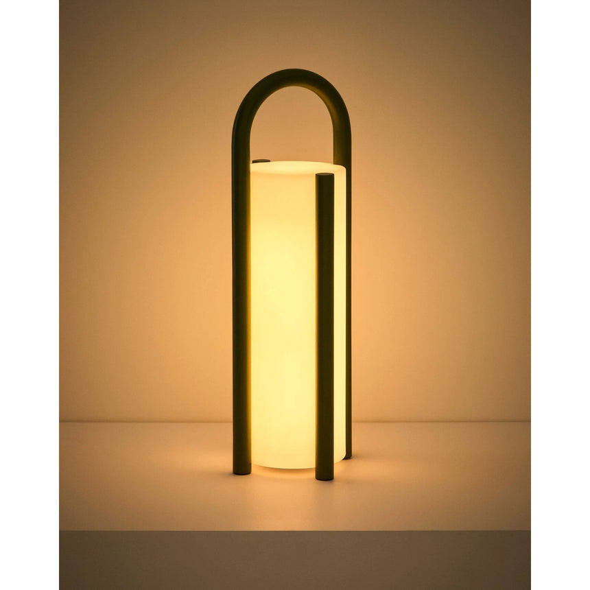 Große tragbare Tischlampe Leros aus Polyethylen und grünem Stahl von Kave Home – Bild 9