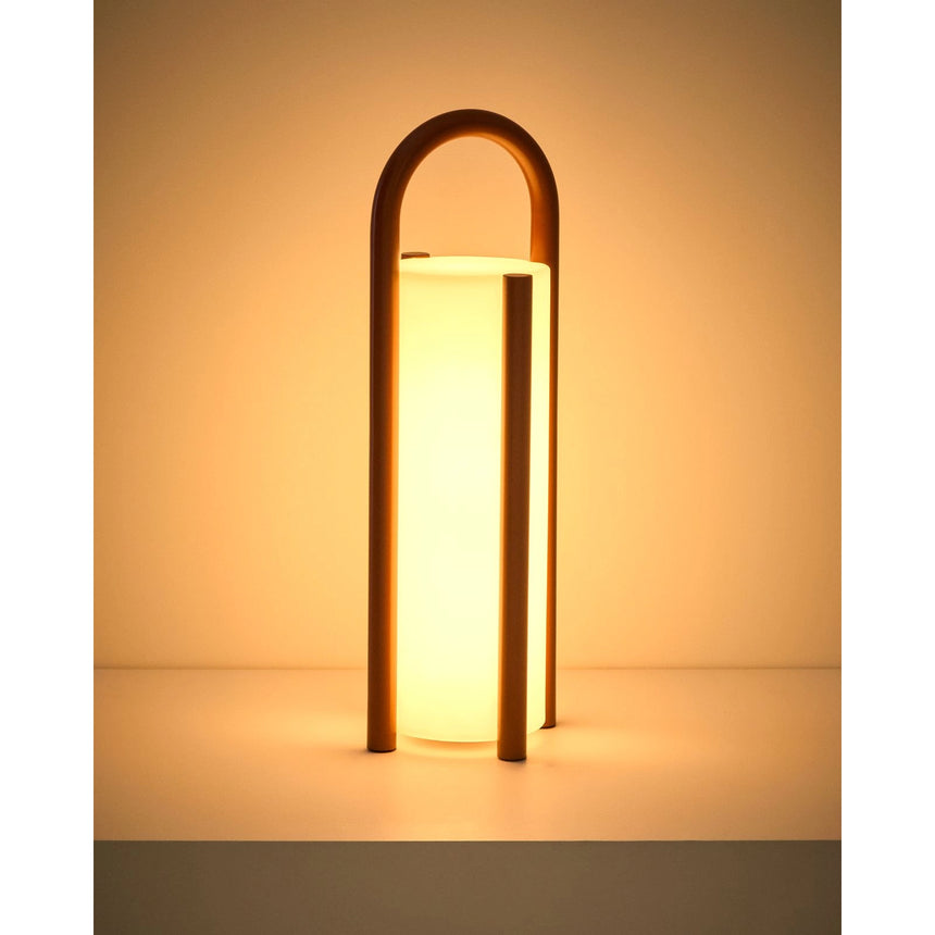 Große tragbare Tischlampe Leros aus Polyethylen und terrakottafarbenem Stahl von Kave Home – Bild 10