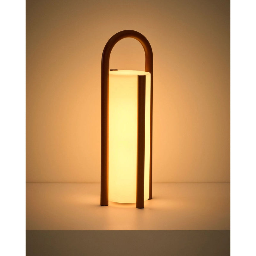 Große tragbare Tischlampe Leros aus Polyethylen und terrakottafarbenem Stahl von Kave Home – Bild 11