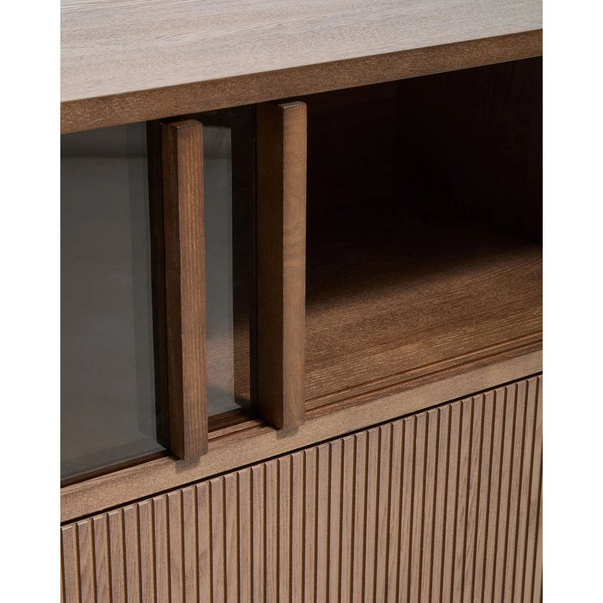 Helvine TV-Möbel mit 4 Türen und 2 Schubladen aus Eschenfurnier mit dunklem Nussbaum-Finish und gehärtetem Glas, 200 x 54 cm, FSC 100% von Kave Home – Bild 11