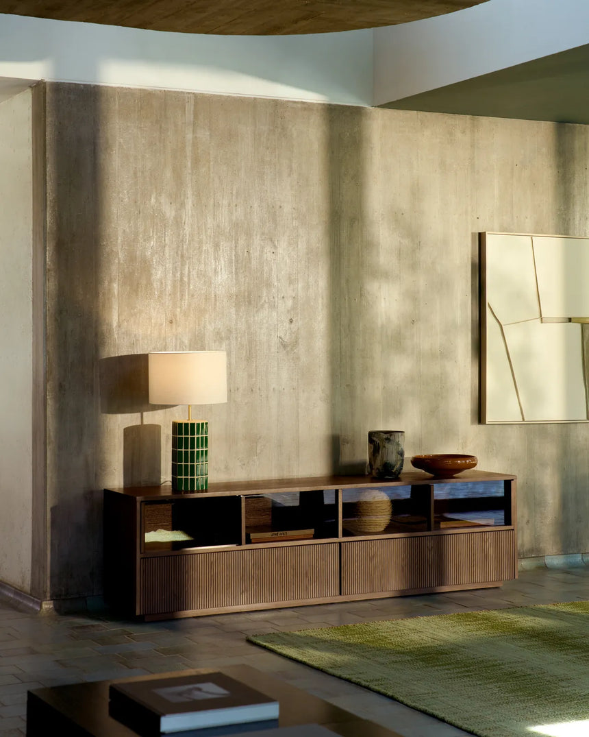 Helvine TV-Möbel mit 4 Türen und 2 Schubladen aus Eschenfurnier mit dunklem Nussbaum-Finish und gehärtetem Glas, 200 x 54 cm, FSC 100% von Kave Home – Bild 2
