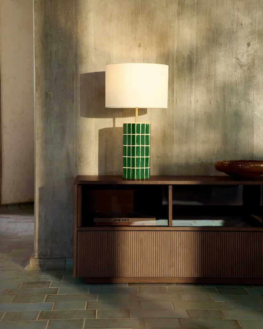 Helvine TV-Möbel mit 4 Türen und 2 Schubladen aus Eschenfurnier mit dunklem Nussbaum-Finish und gehärtetem Glas, 200 x 54 cm, FSC 100% von Kave Home – Bild 3