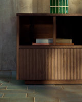 Helvine TV-Möbel mit 4 Türen und 2 Schubladen aus Eschenfurnier mit dunklem Nussbaum-Finish und gehärtetem Glas, 200 x 54 cm, FSC 100% von Kave Home – Bild 4