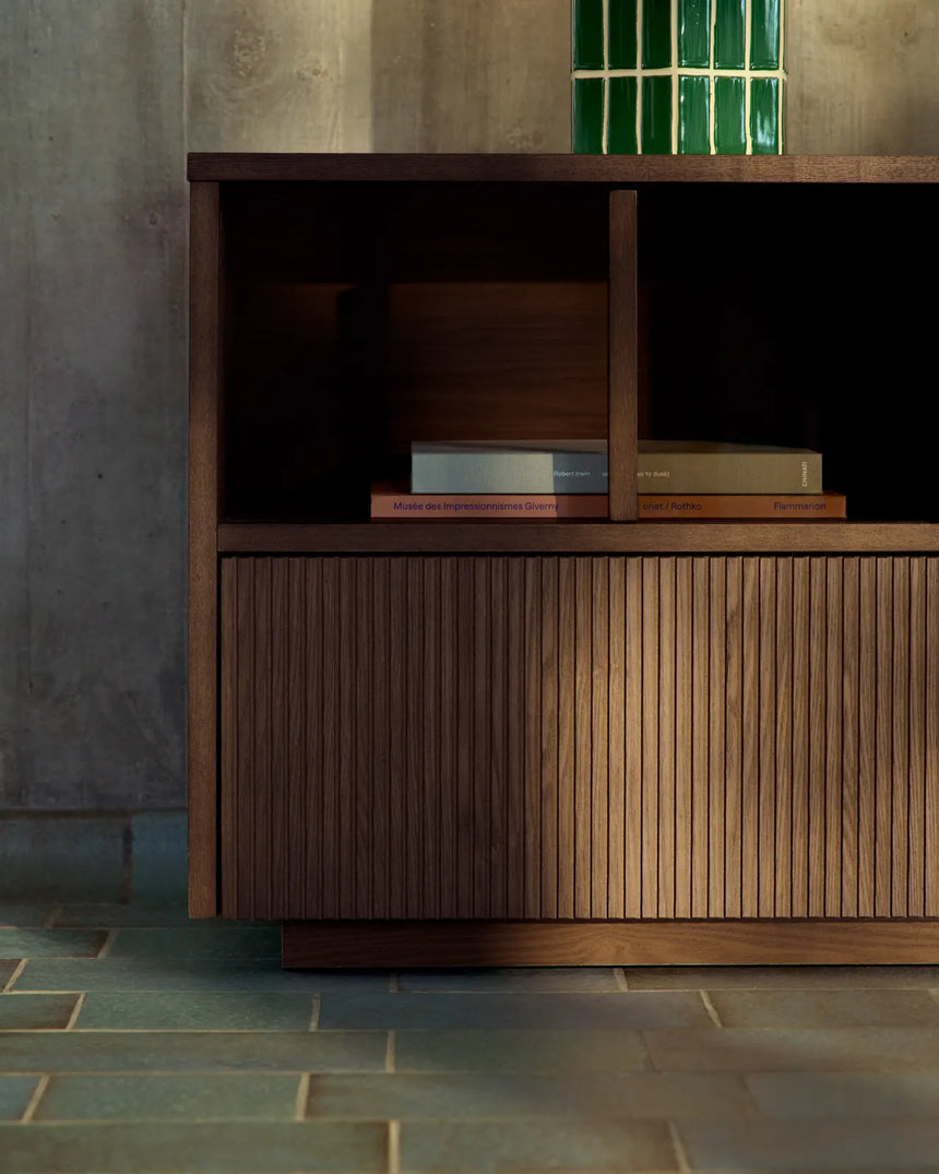 Helvine TV-Möbel mit 4 Türen und 2 Schubladen aus Eschenfurnier mit dunklem Nussbaum-Finish und gehärtetem Glas, 200 x 54 cm, FSC 100% von Kave Home – Bild 4