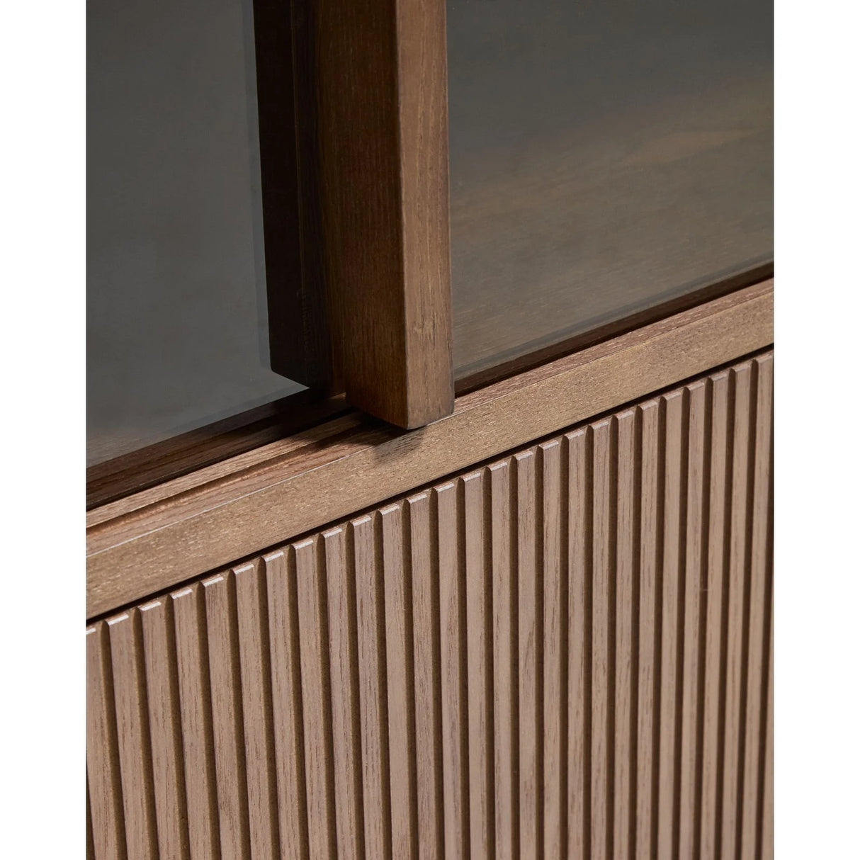 Helvine TV-Möbel mit 4 Türen und 2 Schubladen aus Eschenfurnier mit dunklem Nussbaum-Finish und gehärtetem Glas, 200 x 54 cm, FSC 100% von Kave Home – Bild 9