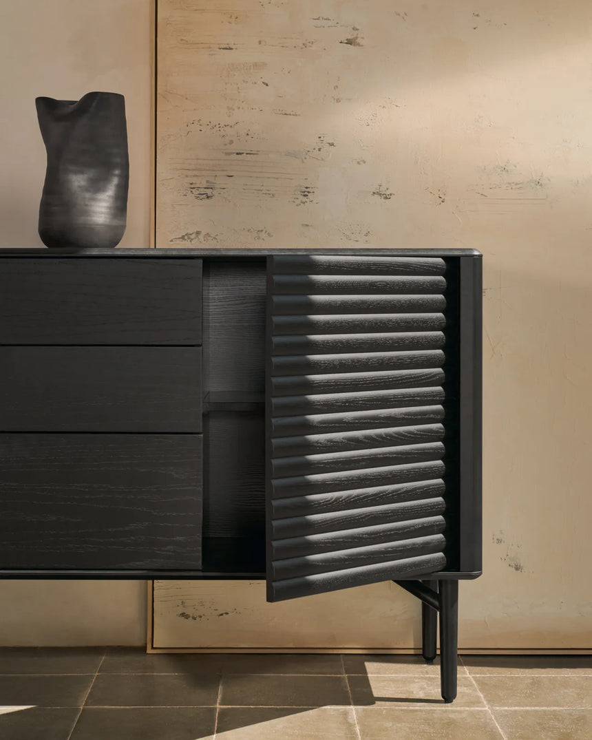 Highboard Lenon 3 Türen 3 Schubladen Eiche massiv und furniert schwarz 200x86cm FSC Mix Kredit von Kave Home – Bild 3