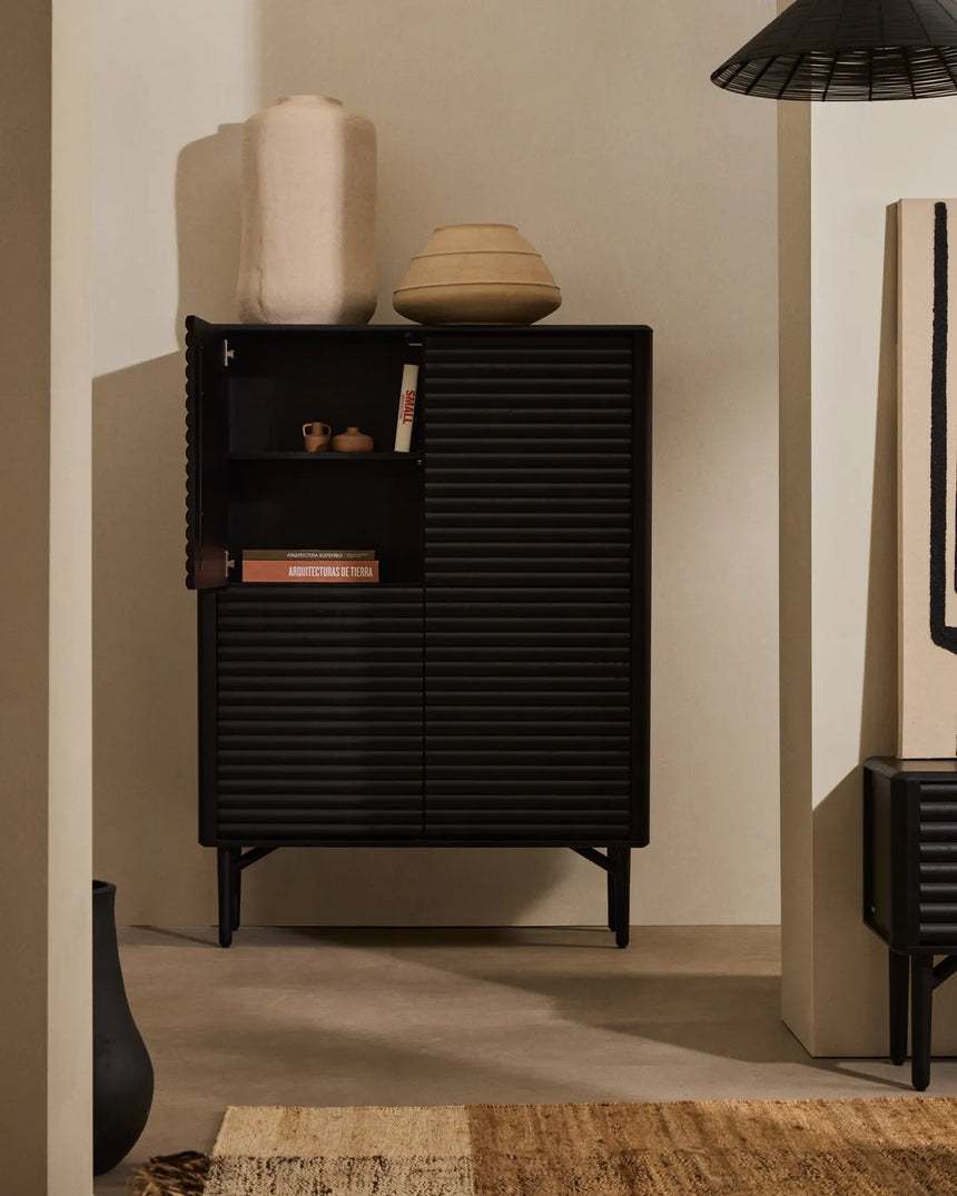 Highboard Lenon 4 Türen Massivholz und Eichenfurnier schwarz 104,5x144 cm FSC Mix Kredit von Kave Home – Bild 2
