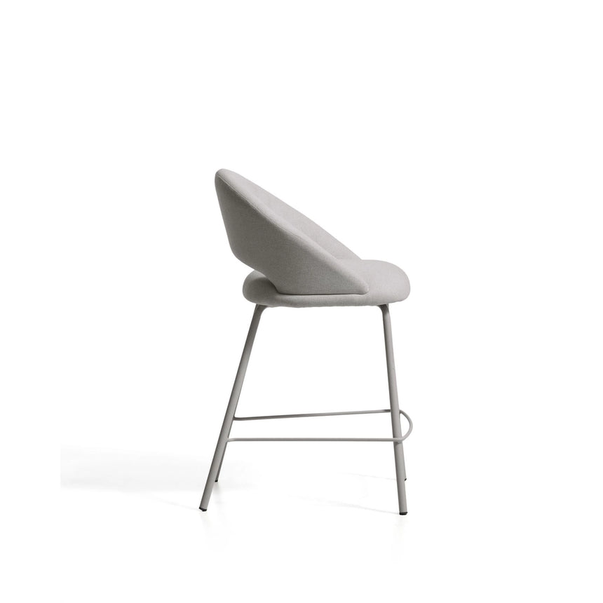 Hocker Bonali mit grauer Chenille und Beinen aus grauem Metall, FSC Mix Credit, 65 cm von Kave Home – Bild 4