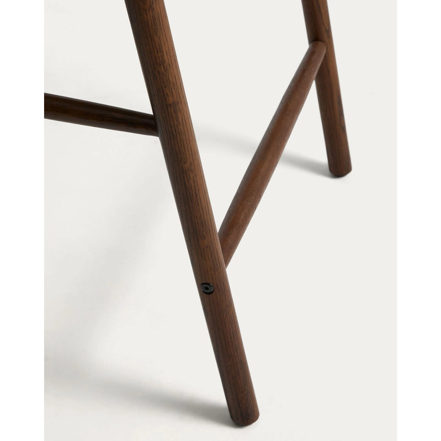 Hocker Derile aus massivem Eichenholz mit Nussbaum-Finish und beigem Papierseil FSC 100% 65 cm von Kave Home – Bild 10