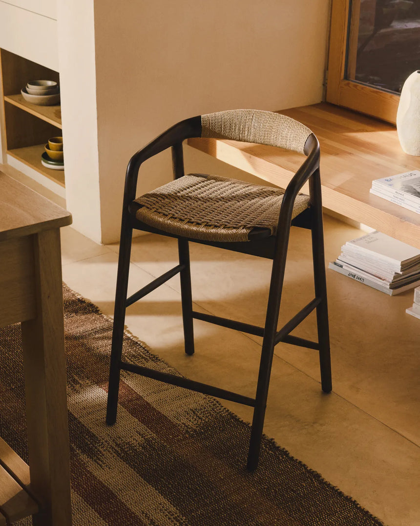 Hocker Derile aus massivem Eichenholz mit Nussbaum-Finish und beigem Papierseil FSC 100% 65 cm von Kave Home – Bild 2