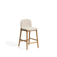 Hocker Elnor aus Chenille und Beinen aus massivem Eichenholz mit Finish, 65 cm von Kave Home – Bild 1