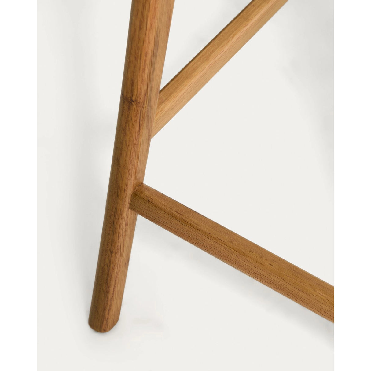 Hocker Elnor aus Chenille und Beinen aus massivem Eichenholz mit Finish, 65 cm von Kave Home – Bild 11