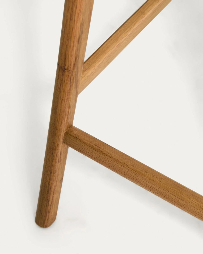 Hocker Elnor aus Chenille und Beinen aus massivem Eichenholz mit Finish, 65 cm von Kave Home – Bild 11