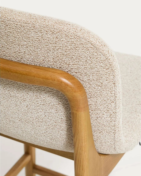 Hocker Elnor aus Chenille und Beinen aus massivem Eichenholz mit Finish, 65 cm von Kave Home – Bild 9