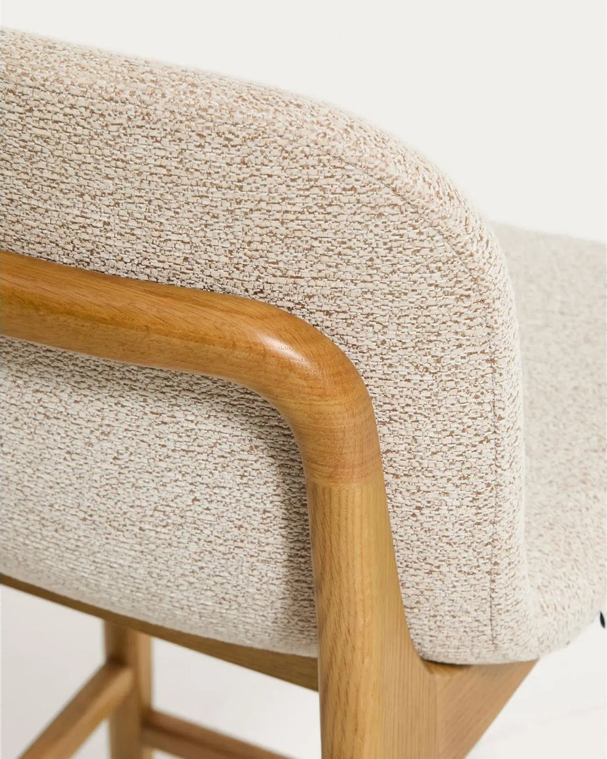 Hocker Elnor aus Chenille und Beinen aus massivem Eichenholz mit Finish, 65 cm von Kave Home – Bild 9