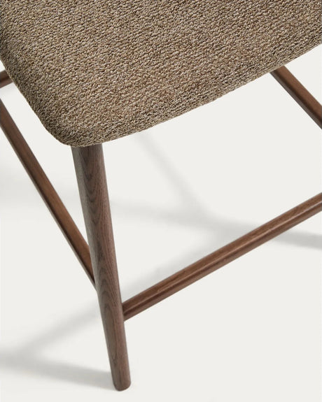 Hocker Elnor aus brauner Chenille und Beinen aus massivem Eichenholz mit Nussbaum-Finish 65 cm von Kave Home – Bild 10