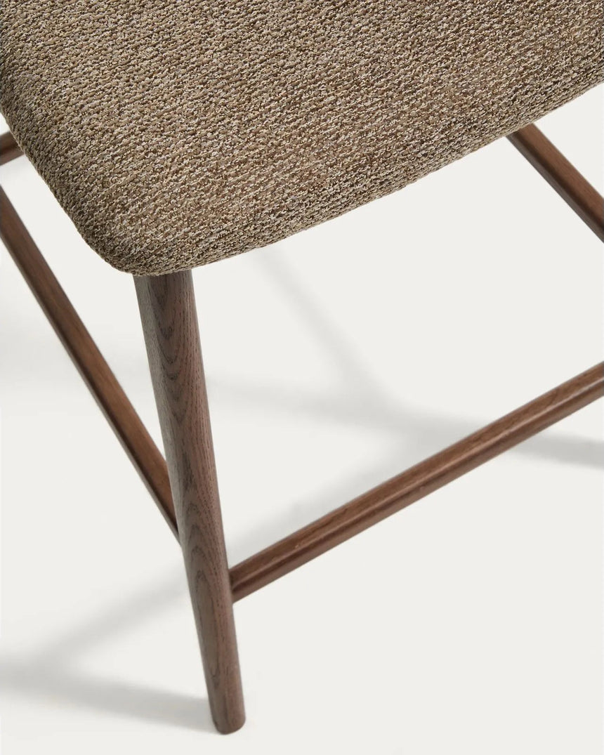 Hocker Elnor aus brauner Chenille und Beinen aus massivem Eichenholz mit Nussbaum-Finish 65 cm von Kave Home – Bild 10