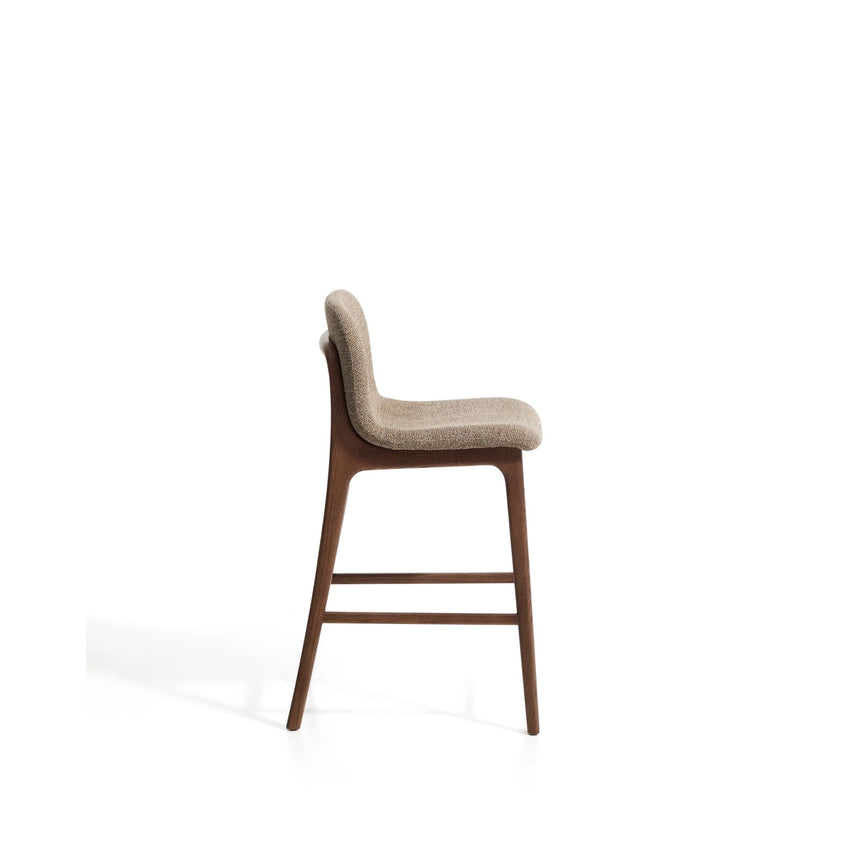 Hocker Elnor aus brauner Chenille und Beinen aus massivem Eichenholz mit Nussbaum-Finish 65 cm von Kave Home – Bild 4