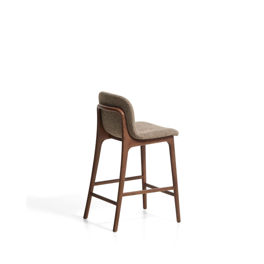 Hocker Elnor aus brauner Chenille und Beinen aus massivem Eichenholz mit Nussbaum-Finish 65 cm von Kave Home – Bild 5