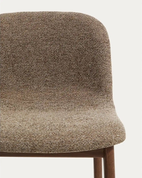 Hocker Elnor aus brauner Chenille und Beinen aus massivem Eichenholz mit Nussbaum-Finish 65 cm von Kave Home – Bild 7