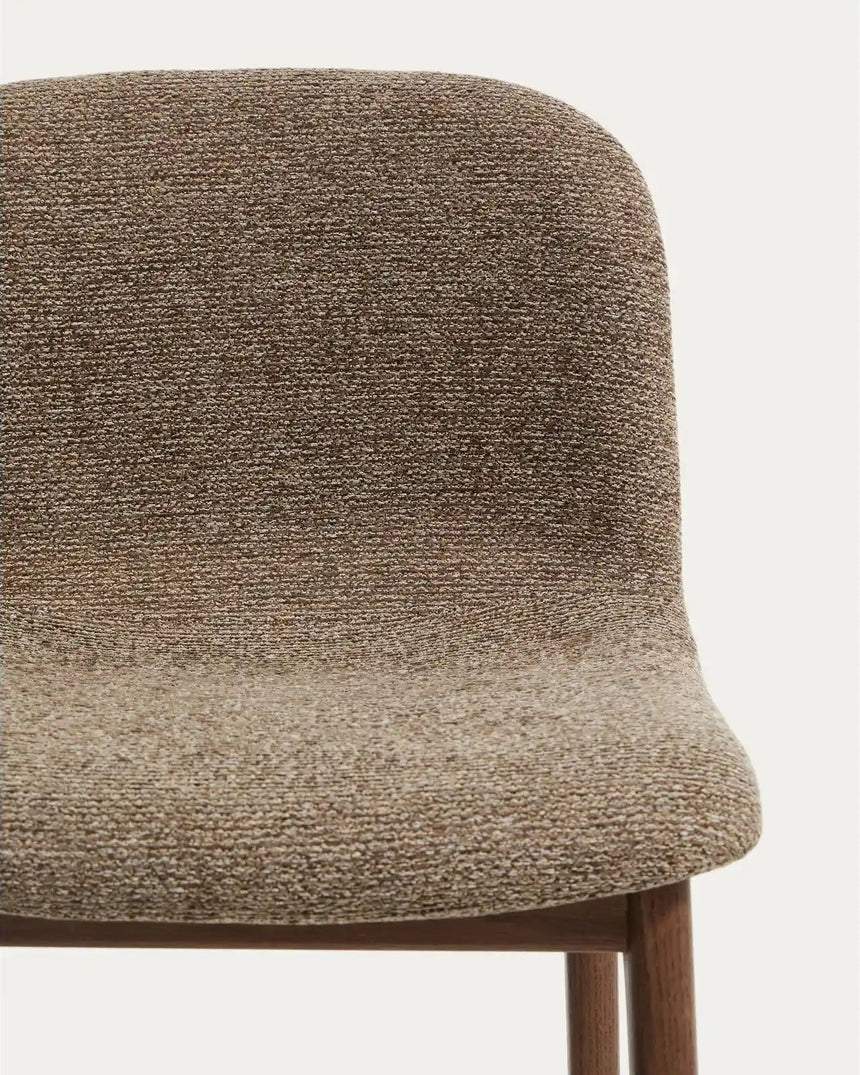 Hocker Elnor aus brauner Chenille und Beinen aus massivem Eichenholz mit Nussbaum-Finish 65 cm von Kave Home – Bild 7