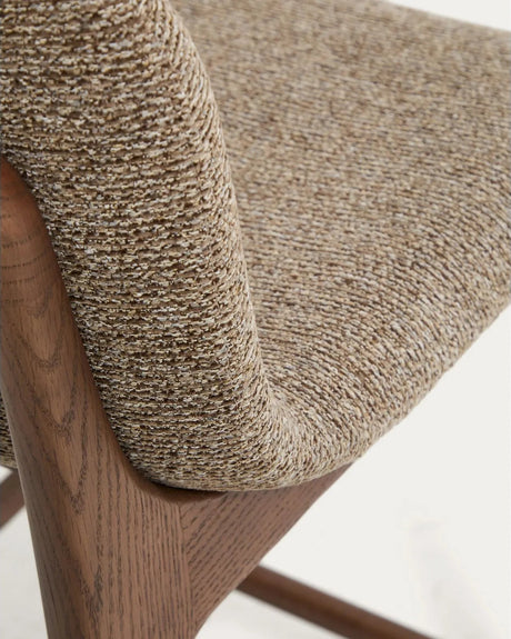 Hocker Elnor aus brauner Chenille und Beinen aus massivem Eichenholz mit Nussbaum-Finish 65 cm von Kave Home – Bild 8