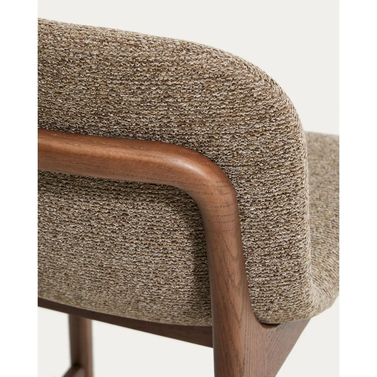 Hocker Elnor aus brauner Chenille und Beinen aus massivem Eichenholz mit Nussbaum-Finish 65 cm von Kave Home – Bild 9