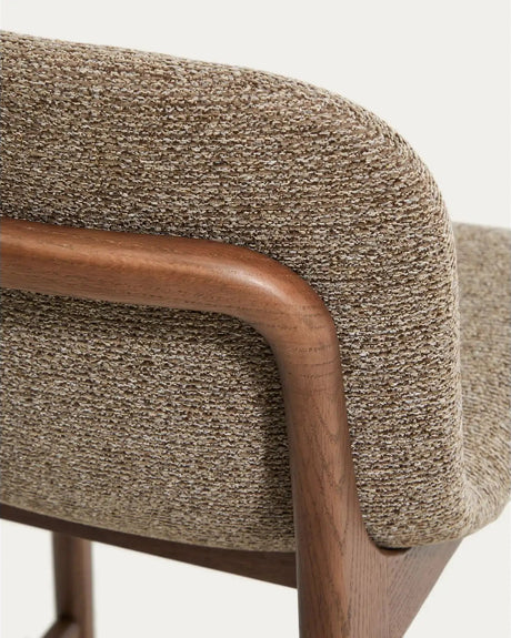 Hocker Elnor aus brauner Chenille und Beinen aus massivem Eichenholz mit Nussbaum-Finish 65 cm von Kave Home – Bild 9