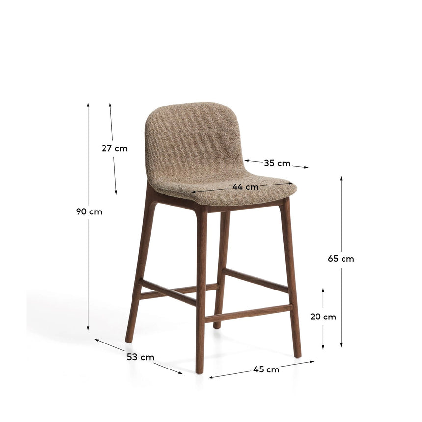 Hocker Elnor flammhemmend aus brauner Chenille und Beinen aus massivem Eichenholz mit Nussbaum-Finish 65 cm von Kave Home – Bild 3