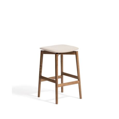 Hocker Evera aus Eichenfurnier mit Nussbaumfinish oder naturfarben und Chenille, 65 cm von Kave Home – Bild 1