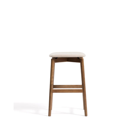 Hocker Evera aus Eichenfurnier mit Nussbaumfinish oder naturfarben und Chenille, 65 cm von Kave Home – Bild 3