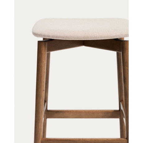 Hocker Evera aus Eichenfurnier mit Nussbaumfinish oder naturfarben und Chenille, 65 cm von Kave Home – Bild 6