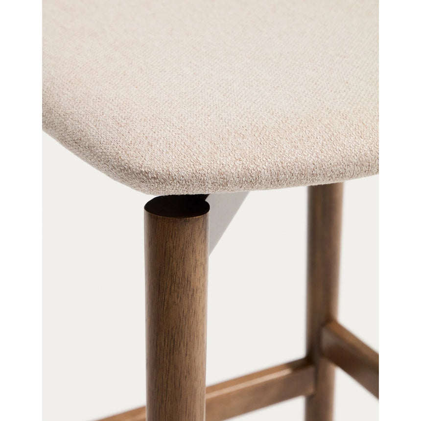 Hocker Evera aus Eichenfurnier mit Nussbaumfinish oder naturfarben und Chenille, 65 cm von Kave Home – Bild 7