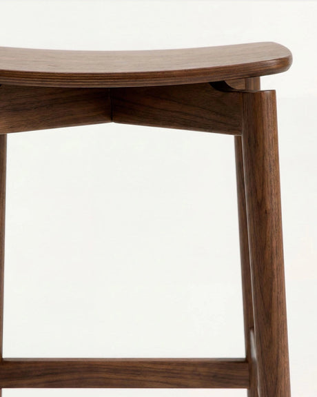 Hocker Evera aus Eichenfurnier mit naturfarbenem oder Nussbaumfinish, 65 cm von Kave Home – Bild 6