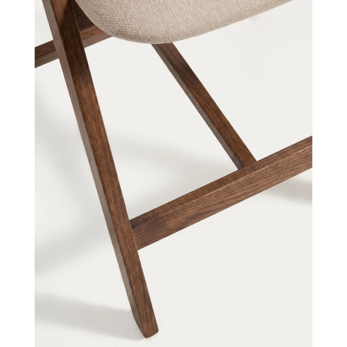 Hocker Godia aus Eichenfurnier mit Nussbaumfinish oder naturfarben und beiger Chenille von Kave Home – Bild 11