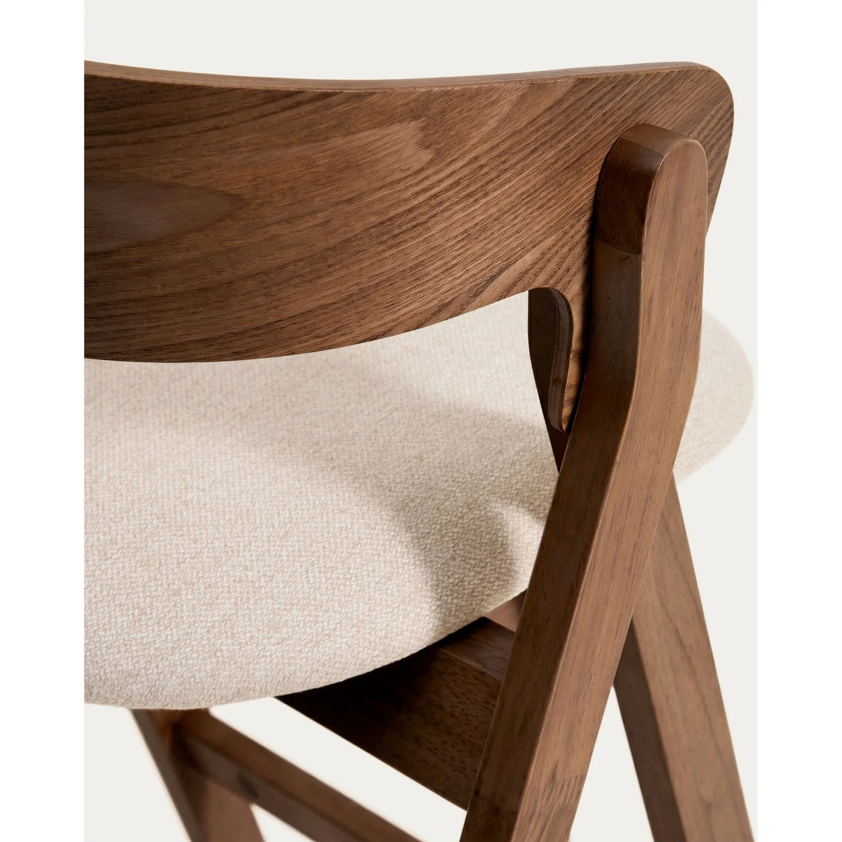 Hocker Godia aus Eichenfurnier mit Nussbaumfinish oder naturfarben und beiger Chenille von Kave Home – Bild 9