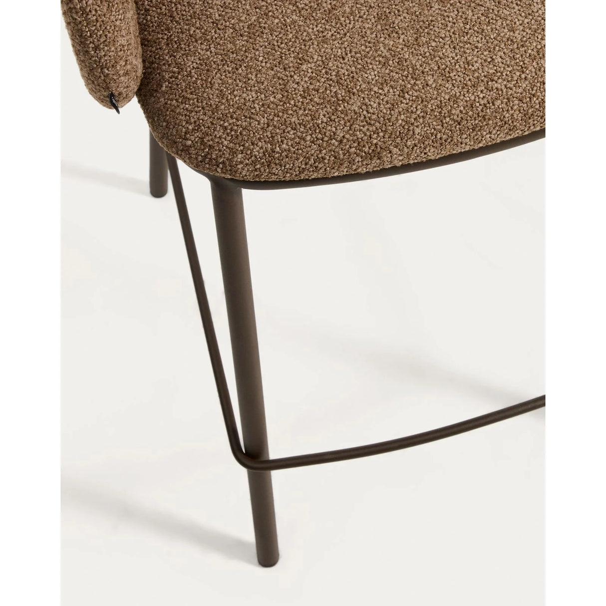 Hocker Maina aus dicker Chenille und Stahlbeinen mit Beschichtung FSC Mix Credit 65 cm von Kave Home – Bild 10