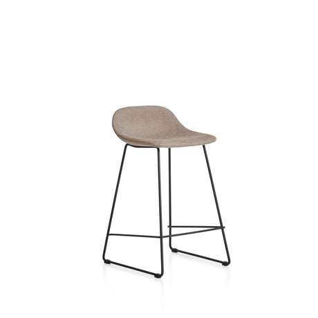 Hocker Zahara mit Chenille und Stahlbeinen mit schwarzem Finish, 65 cm, FSC 100 % von Kave Home – Bild 1