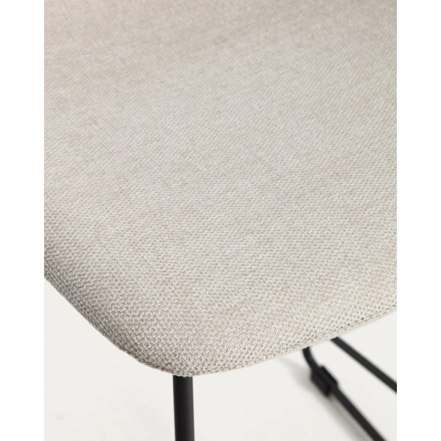 Hocker Zahara mit beiger Chenille und Stahlbeinen mit schwarzem Finish, 65 cm, FSC 100 % von Kave Home – Bild 10
