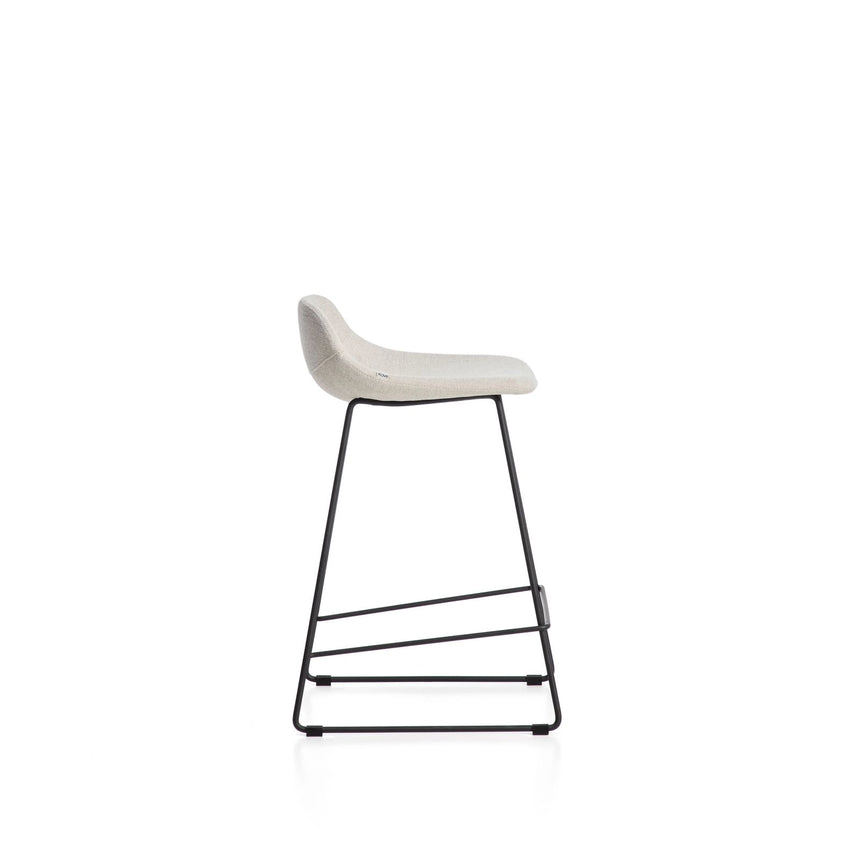 Hocker Zahara mit beiger Chenille und Stahlbeinen mit schwarzem Finish, 65 cm, FSC 100 % von Kave Home – Bild 3