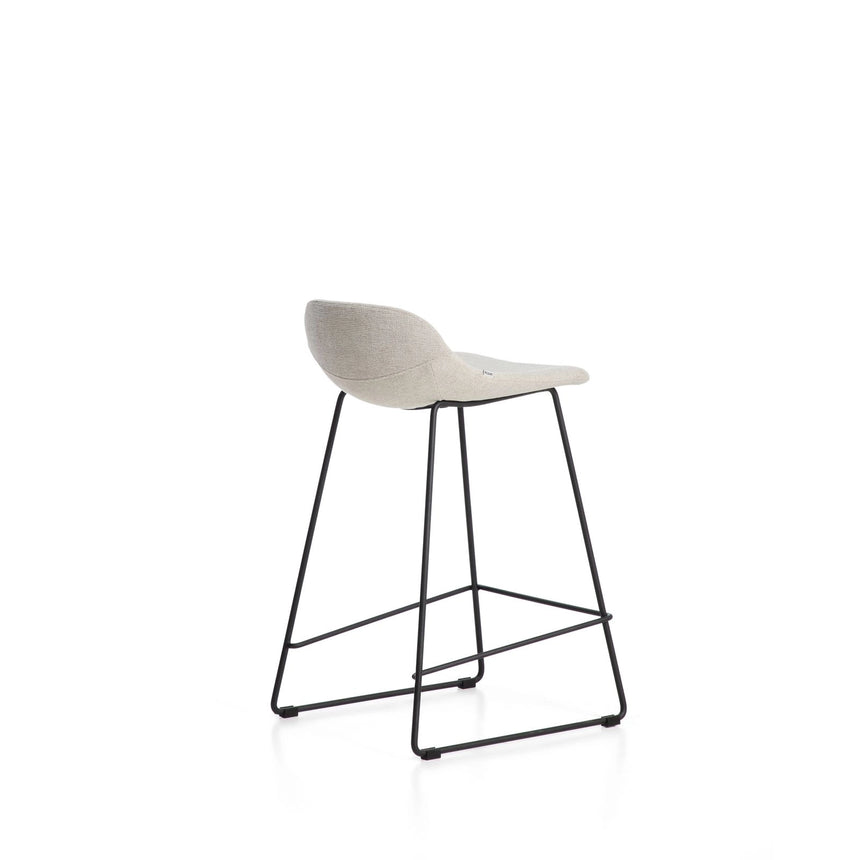 Hocker Zahara mit beiger Chenille und Stahlbeinen mit schwarzem Finish, 65 cm, FSC 100 % von Kave Home – Bild 4