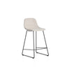Hocker Zahara mit beiger Chenille und Stahlbeinen mit schwarzem Finish, 65 cm, FSC 100 % von Kave Home – Bild 1