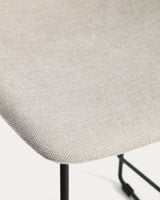 Hocker Zahara mit beiger Chenille und Stahlbeinen mit schwarzem Finish, 65 cm, FSC 100 % von Kave Home – Bild 11