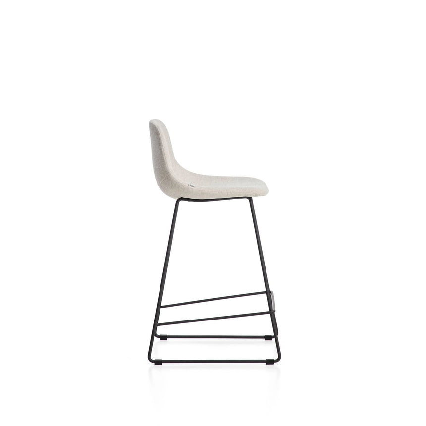 Hocker Zahara mit beiger Chenille und Stahlbeinen mit schwarzem Finish, 65 cm, FSC 100 % von Kave Home – Bild 3