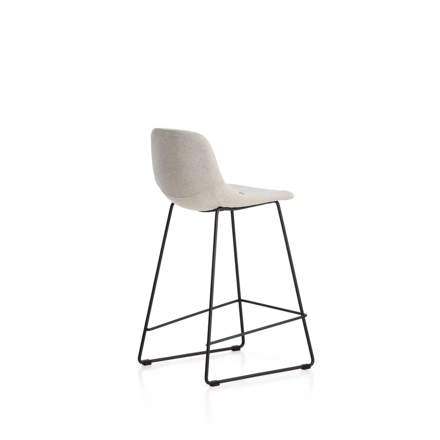 Hocker Zahara mit beiger Chenille und Stahlbeinen mit schwarzem Finish, 65 cm, FSC 100 % von Kave Home – Bild 4