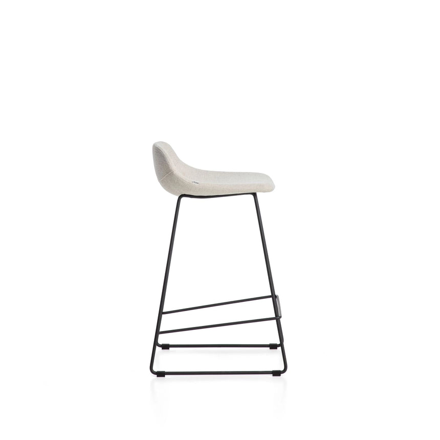 Hocker Zahara mit beiger Chenille und Stahlbeinen mit schwarzem Finish, 76 cm, FSC 100 % von Kave Home – Bild 3