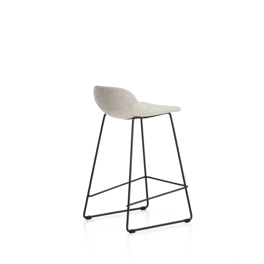 Hocker Zahara mit beiger Chenille und Stahlbeinen mit schwarzem Finish, 76 cm, FSC 100 % von Kave Home – Bild 4