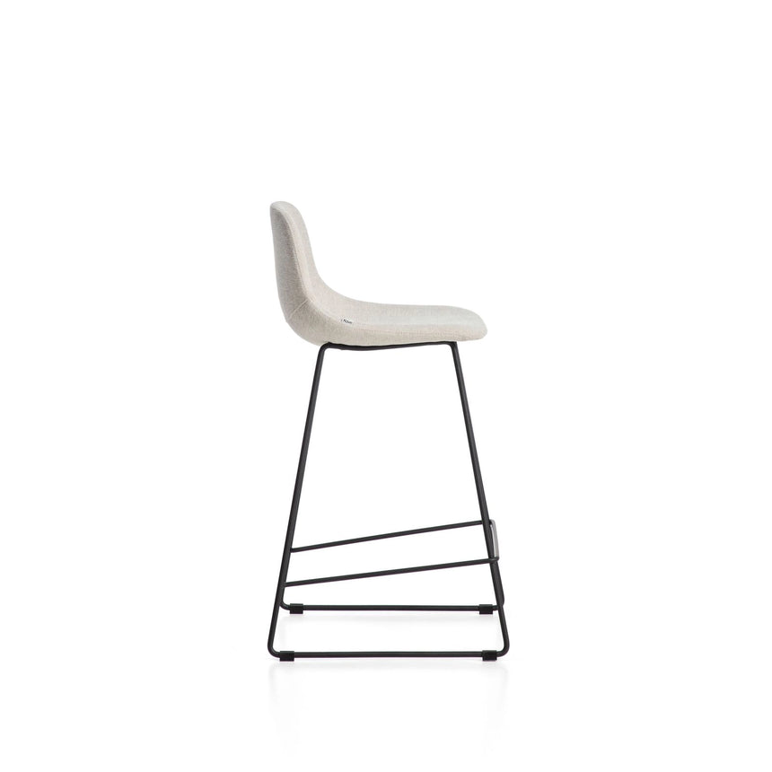Hocker Zahara mit beiger Chenille und Stahlbeinen mit schwarzem Finish, 76 cm, FSC 100 % von Kave Home – Bild 3