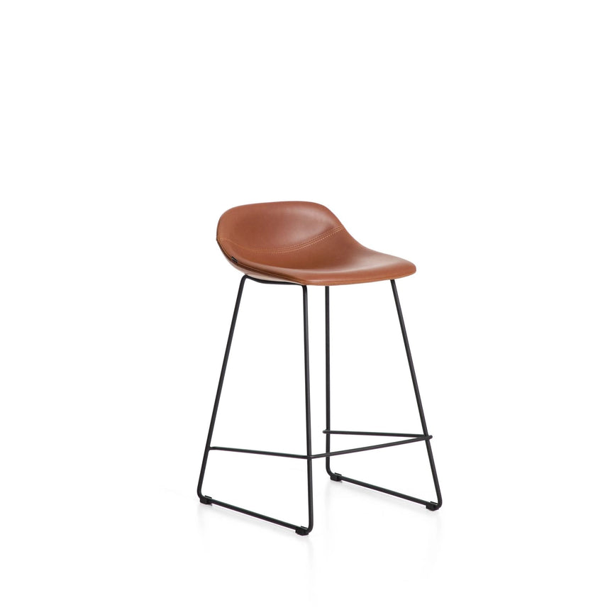 Hocker Zahara mit braunem Polyurethan und Stahlbeinen mit schwarzem Finish, 65 cm, FSC 100 % von Kave Home – Bild 1